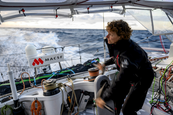 Isabelle Joschke sur l'IMOCA MACSF pendant les 48 heures du Défi Azimut Lorient Agglomération